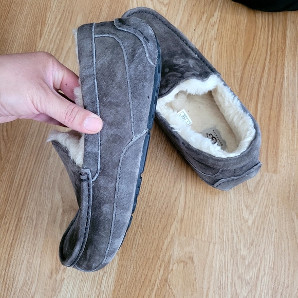 UGG | Men's Slippers - Picture 2 of 9